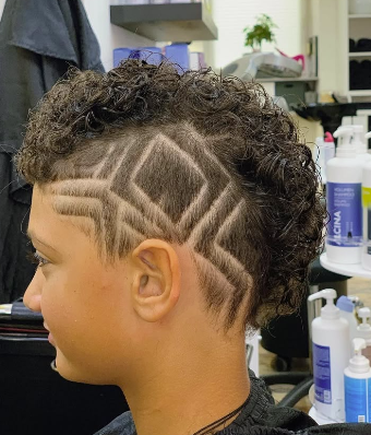 Kreatives Haardesign mit rasiertem Muster an der Seite