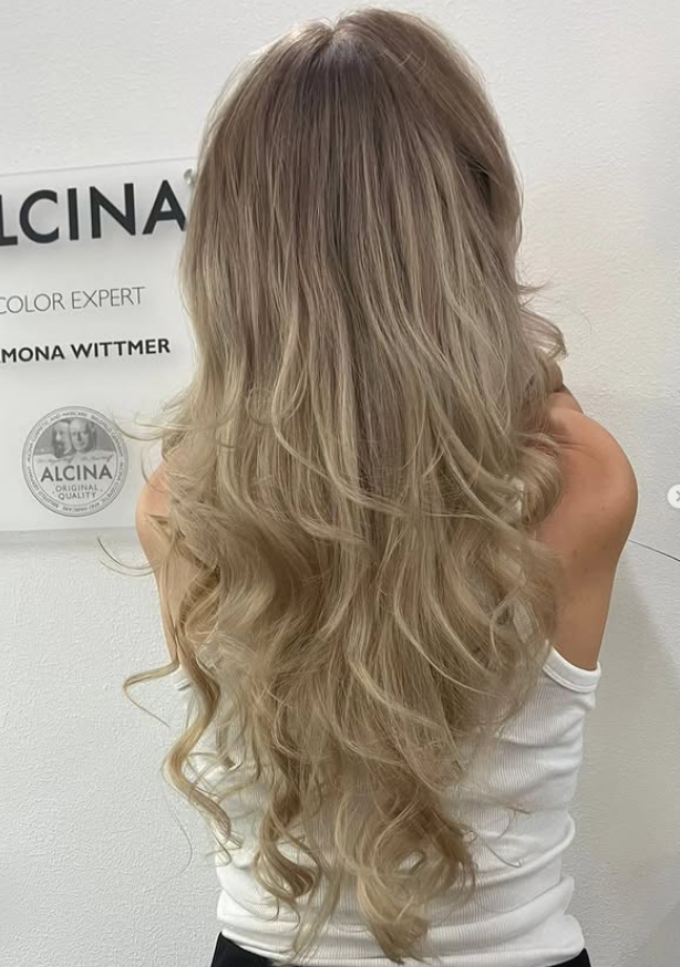 Balayage-Ergebnis – langes, kühles Blond mit weichem Verlauf