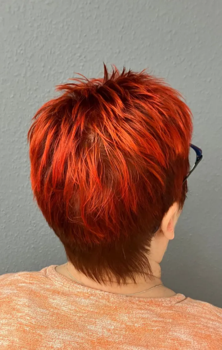 Kurzhaarschnitt in leuchtendem Rot-Orange